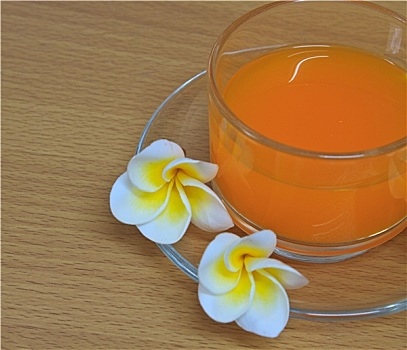 橙汁,花,木桌子