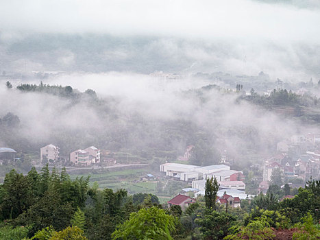 晨雾中的桐庐山村