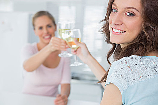 愉悦,女人,厨房,拿着,玻璃杯,白葡萄酒