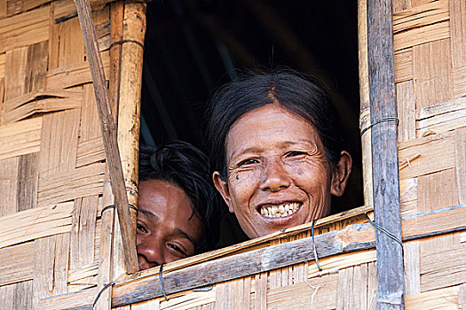女人,男孩,向外看,窗,微笑,茵莱湖,掸邦,缅甸,亚洲