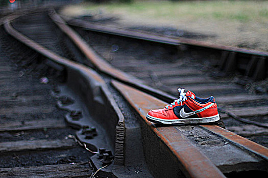 铁轨上的红色旅游鞋