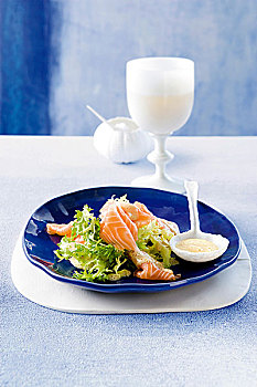 生菜,莴苣,三文鱼,刺身,蓝色背景,盘子