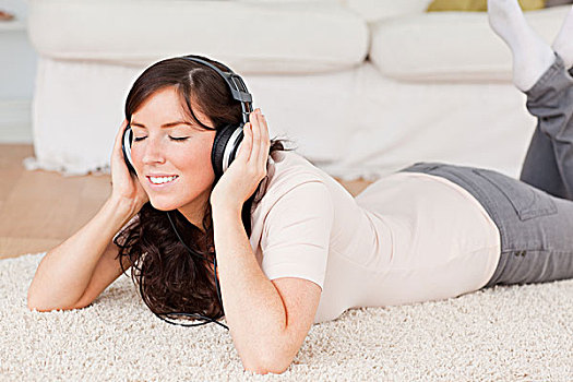 可爱,黑发,女人,耳机,躺着,地毯