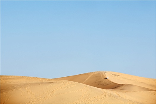 两个人,走,荒漠沙丘