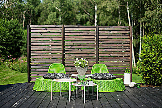 绿色,藤条,椅子,白色,边桌,木质露台,正面,木质