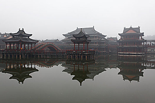 横店,影视基地,古代建筑,房子,木头,清明上河图,造景,城墙,城门,蓝天,湖,绿化,街道,亭子