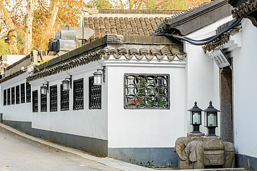 白墙黛瓦漏窗园林建筑,南京清凉山公园