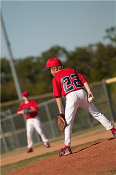 少年棒球联赛,棒球投手,看,击球