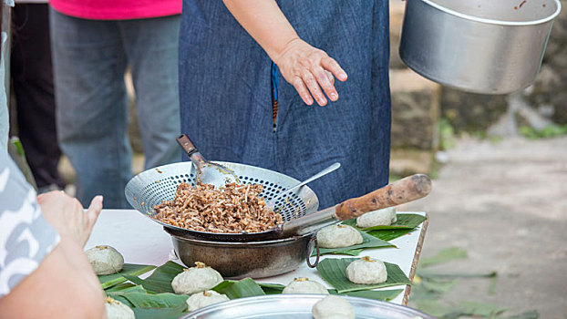 手工制作清明节祭拜祖先的供品草仔粿