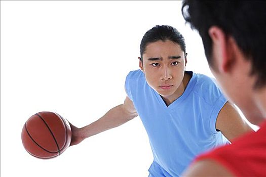 两个男人,玩,篮球,肩部视角