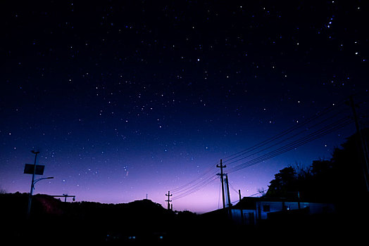 远离城市的村庄的星夜