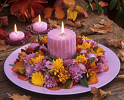 花环,菊花,枸子属植物,蜡烛,盘子
