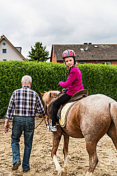 爷爷,走,旁侧,孙女,骑马,厩,青少年,戴着,粉色,头盔,北方,莱茵,德国