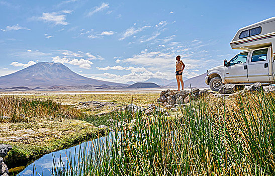 成熟,男人,站立,石头,旁侧,旅行房车,观景,盐湖,波托西地区,玻利维亚,南美
