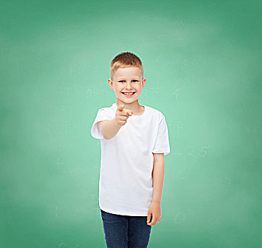 孩子,手势,教育,广告,概念,微笑,男孩,白色,t恤,指向,上方,绿色,棋盘,背景