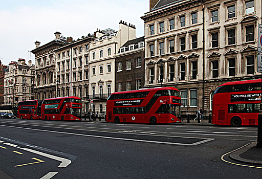 英国伦敦白厅街的繁华景象