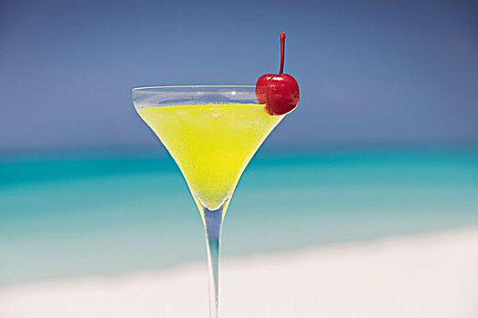 特写,黄色,鸡尾酒,樱桃,马提尼酒杯,晴朗,热带沙滩
