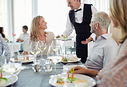 服务员,盘子,坐,女人,餐厅桌子