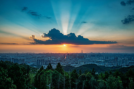 成都龙泉山下的城市远景