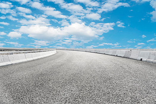 蓝天白云和沥青高速公路天际线