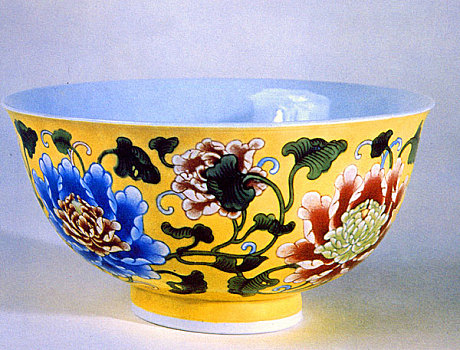 清代珐琅彩花卉瓷碗