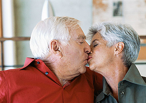 老年,夫妻,吻,侧面视角