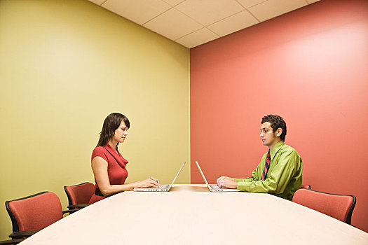 西班牙裔,男人,白人女性,笔记本电脑,彩色,办公室,会议室