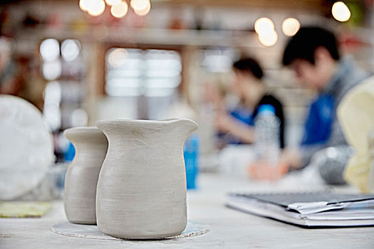 两个,粘土,罐,前景,陶瓷,学习班,地点,人,坐,工作台,陶器,工作室