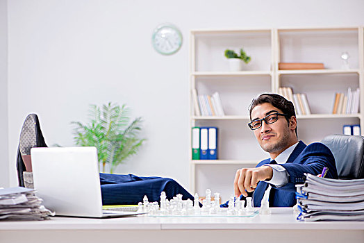 年轻,商务人士,玩,玻璃,下棋,办公室