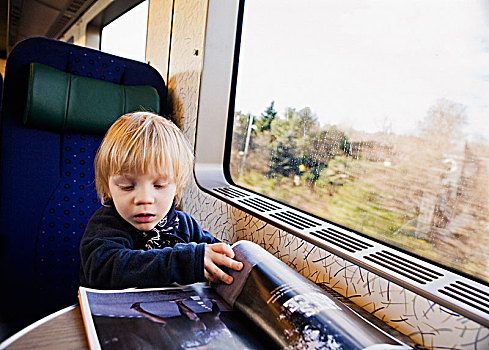 小男孩,列车