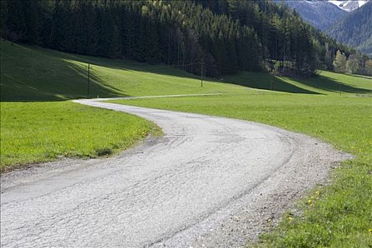 道路,草地,山峦