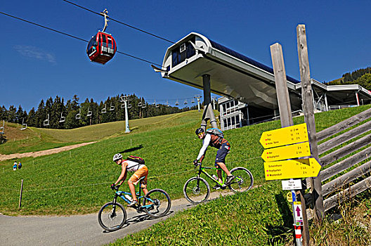 山地车手,有轨电车,山,基茨比厄尔,阿尔卑斯山,提洛尔,奥地利,欧洲
