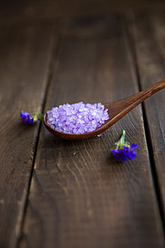 放在桌子上的紫色浴盐