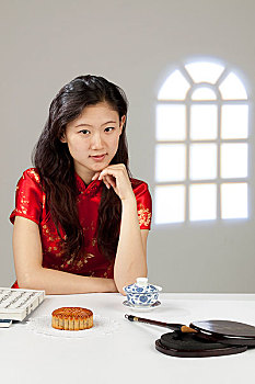中国女子坐在桌旁