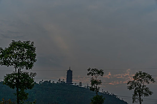 建筑群,远山,塔,夜景,树林,蓝天,白云,太阳