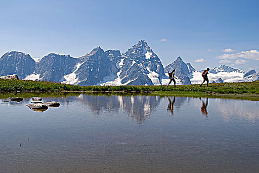 远足者,走,过去,高山湖,攀升,背景,壮观,山脉,靠近,金色,区域,不列颠哥伦比亚省,加拿大