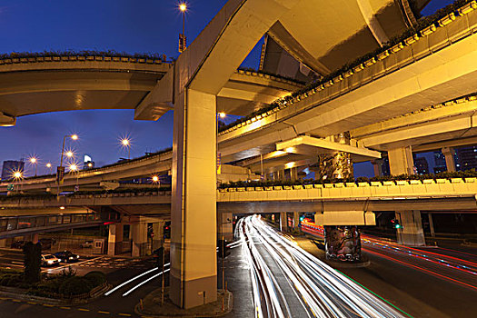 上海延安路成都路交汇点的高架桥的夜景