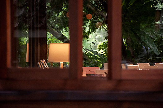 森林花园里优雅的咖啡屋,窗内的台灯