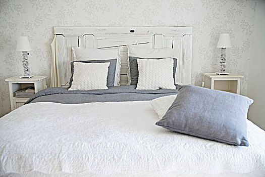 双人床,木质,床头板,白色,毯子,灰色,枕头,散落,垫子