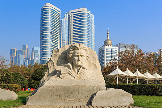 中国山东省青岛音乐广场贝多芬塑像