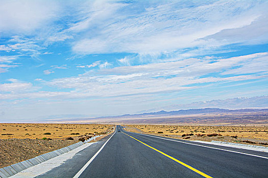 新疆戈壁滩公路风光