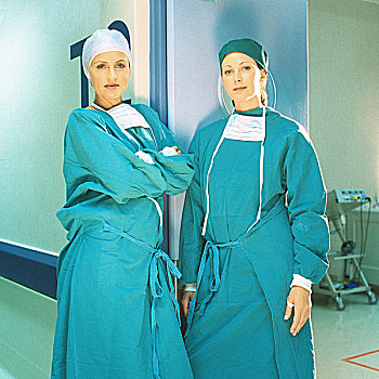 两个,女性,医生,手术服,倚靠,门框