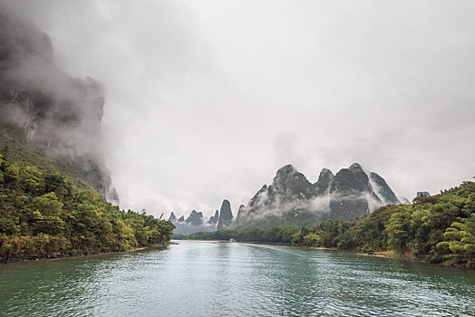 烟雨中的中国桂林漓江山水风光