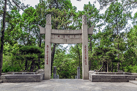 白居易墓园石坊,中国河南省洛阳市龙门东山琵琶峰