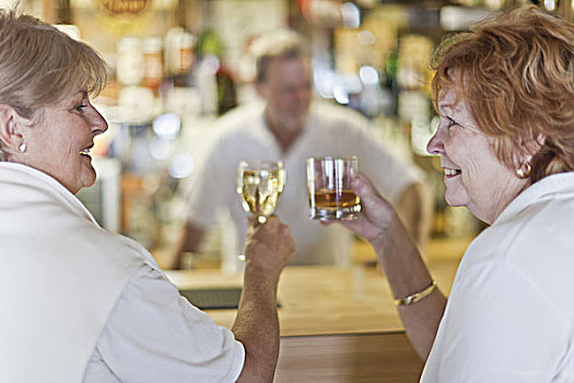 老年女性,祝酒,酒吧