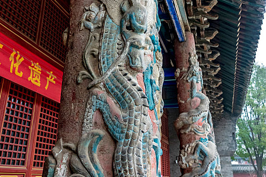 河北省邢台市开元寺菩萨殿前的四根石雕盘龙柱