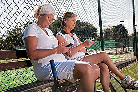 老年,女人,发短信,网球场