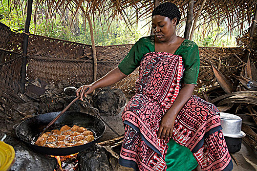 30岁,女人,制作,甜甜圈,厨房,路边,餐馆,婚姻,父母,利润,商业,乡村,区域,桑给巴尔岛,坦桑尼亚,十二月,2008年