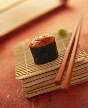 寿司卷,海胆,竹垫,筷子