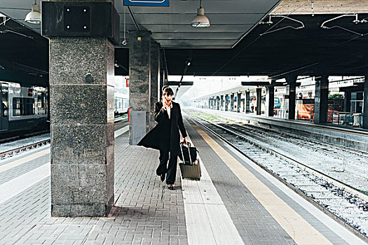 职业女性,打手机,火车站,米兰,意大利